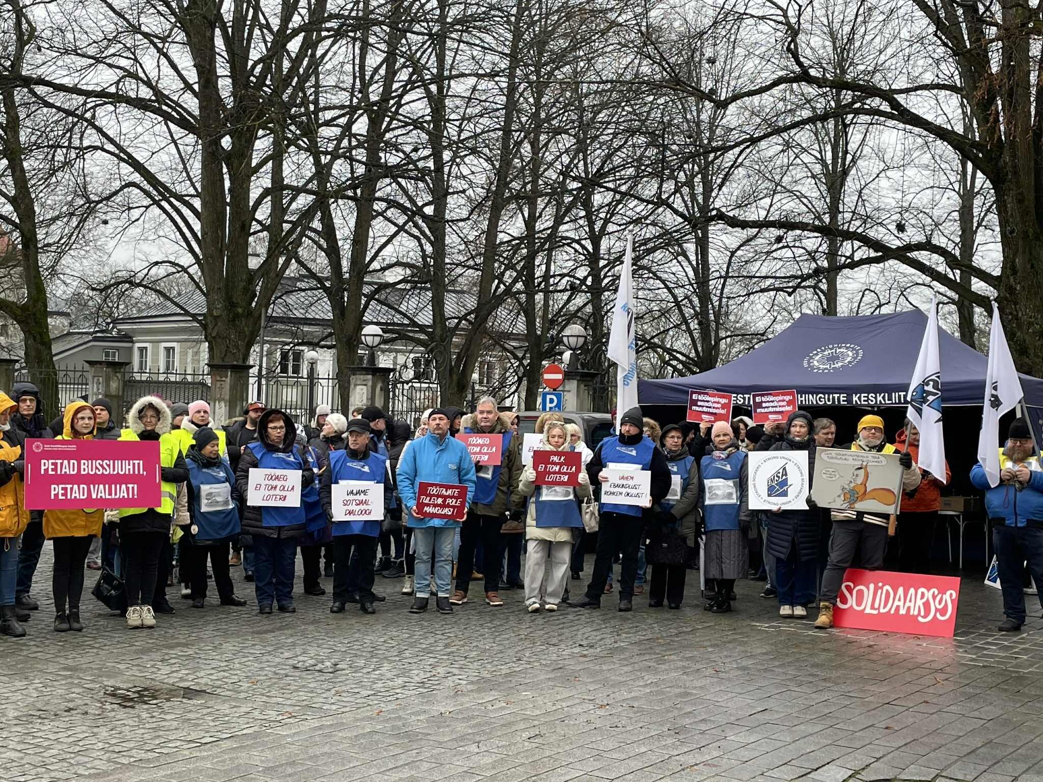 Trade unions protest legalizing variable-hour employment contracts