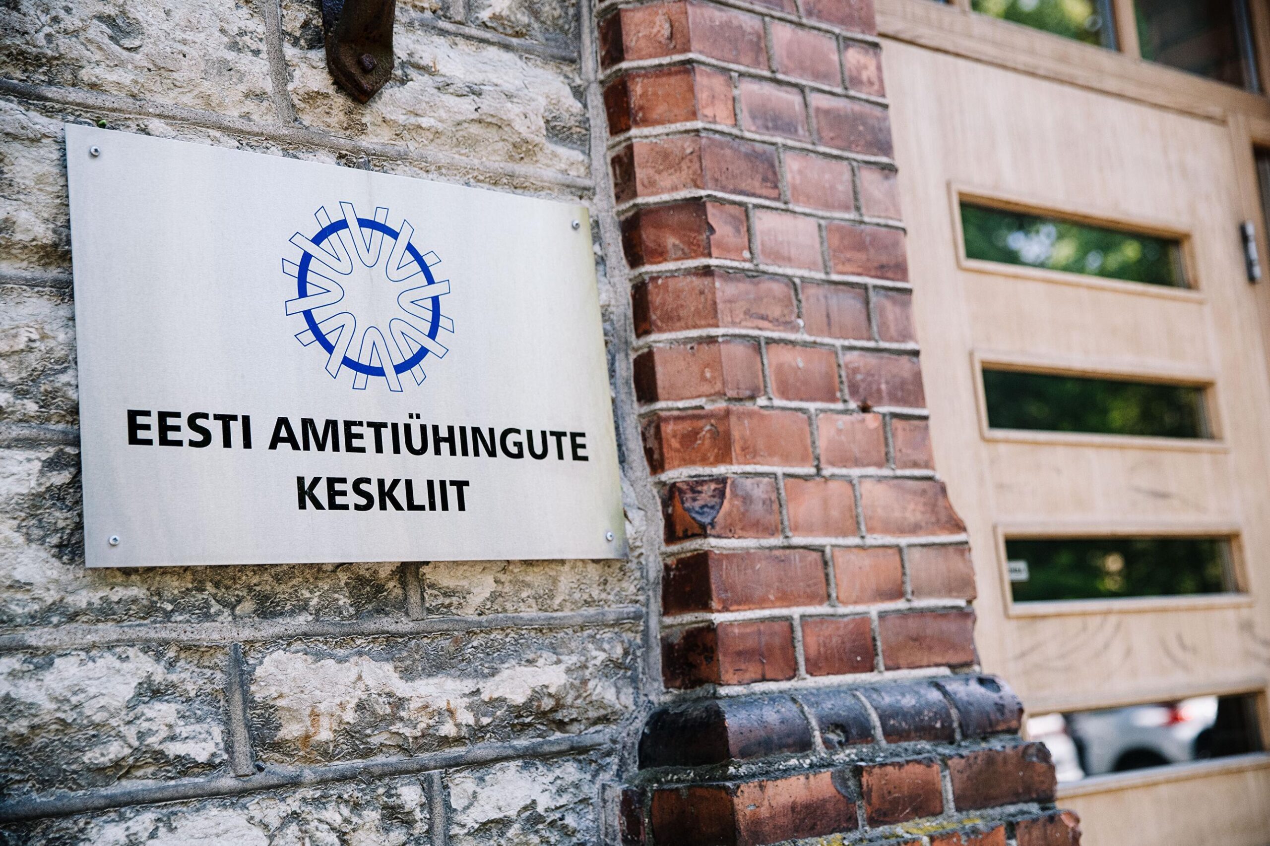 Ametiühingute Keskliit soovib Eestisse töökohut
